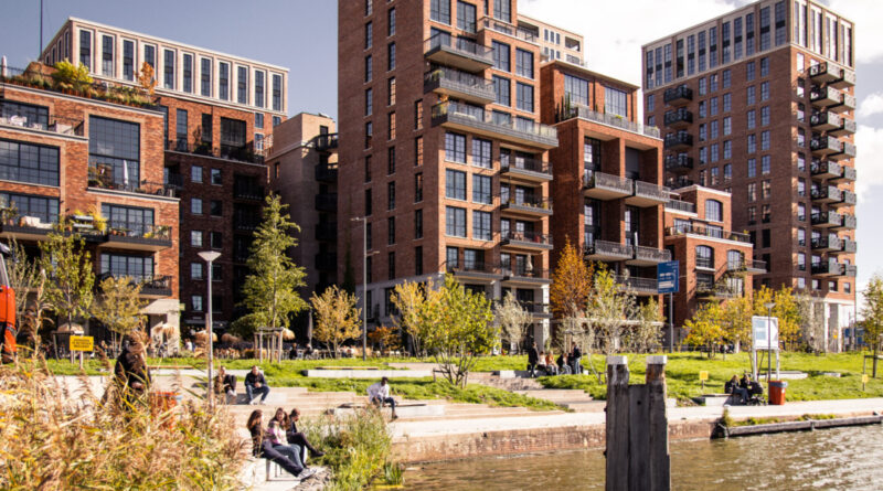 In Little C in Rotterdam is maximaal groen ontwikkeld. Het Tuschinskipark en groene pleintjes met volwassen bomen doen het groen sneller levendig en aangenaam aanvoelen.