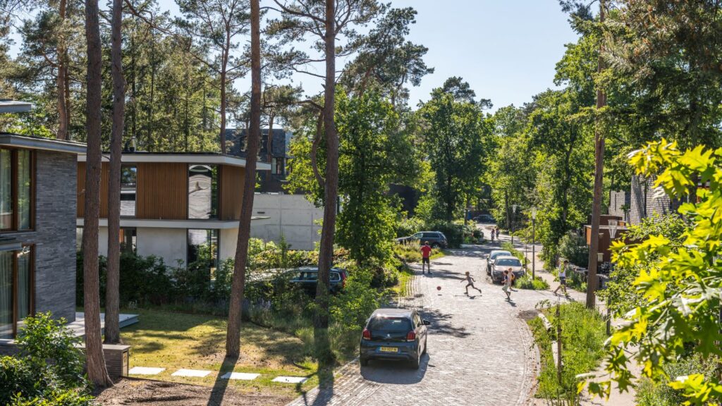 In Kerkebosch Zeist wordt wonen in de natuur voelbaar
gemaakt door het landschap als basis te gebruiken.
Het ontwerp van WURCK architectuur, stedenbouw en
landschap is een voorbeeld van het inpassen van nieuw
stedelijk weefsel in landschap.
(credits: WURCK architectuur, stedenbouw en landschap)